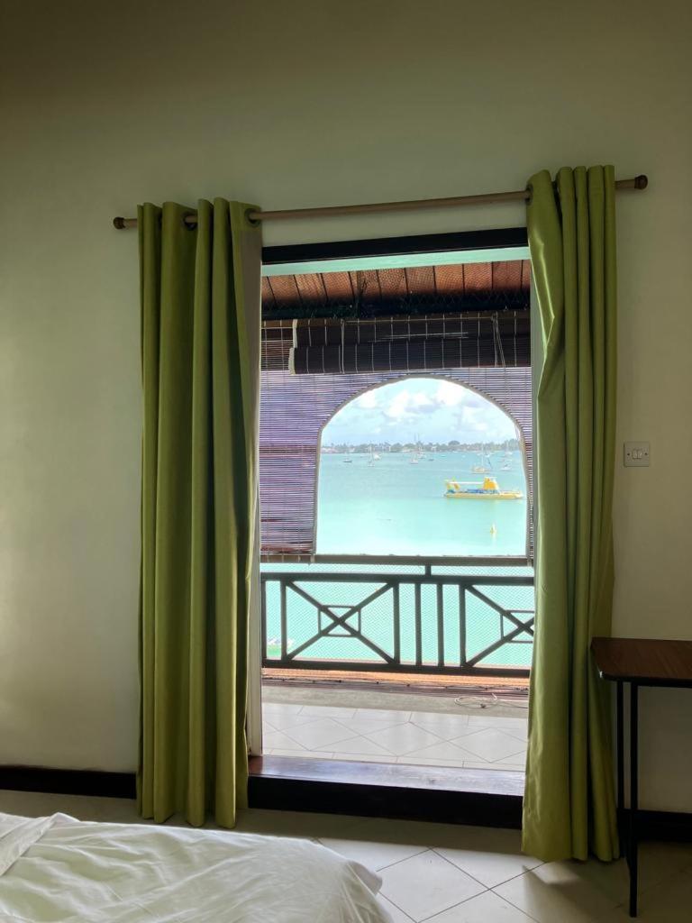 Sunset Boulevard, Grand Bay Luaran gambar