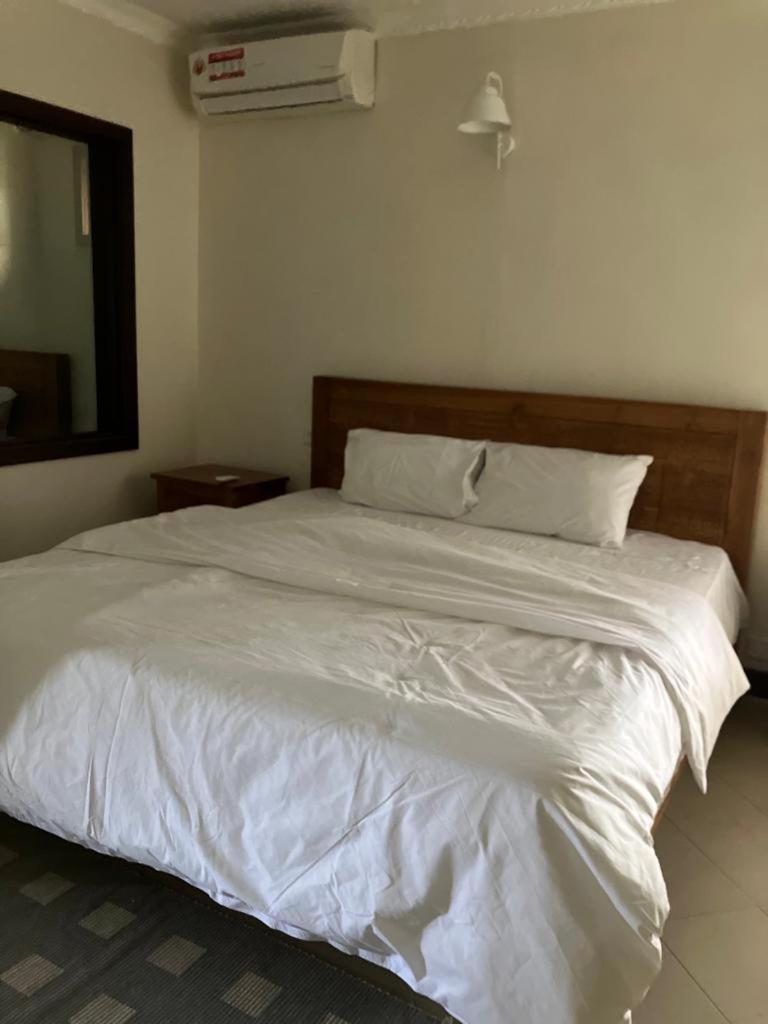 Sunset Boulevard, Grand Bay Luaran gambar