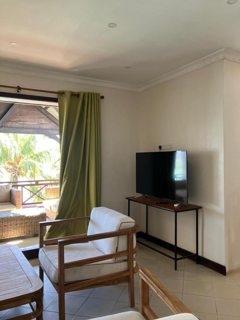 Sunset Boulevard, Grand Bay Luaran gambar