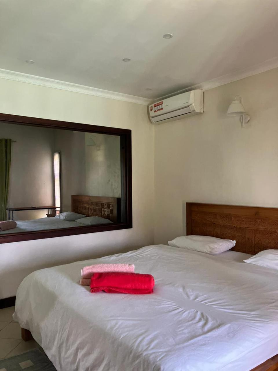 Sunset Boulevard, Grand Bay Luaran gambar